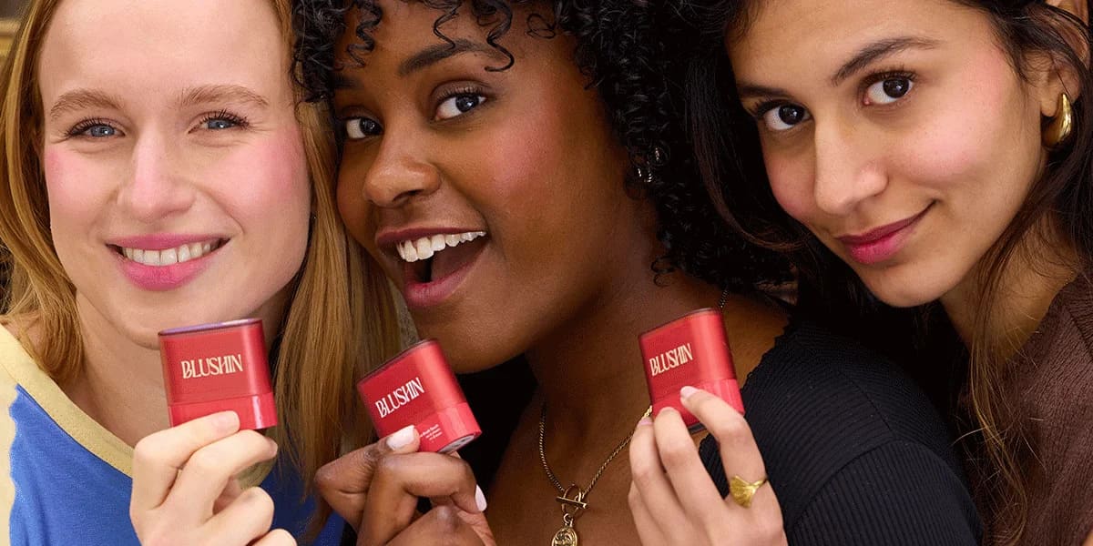 Trois femmes présentant les blushs stick teintés Blushin aux teintes estivales