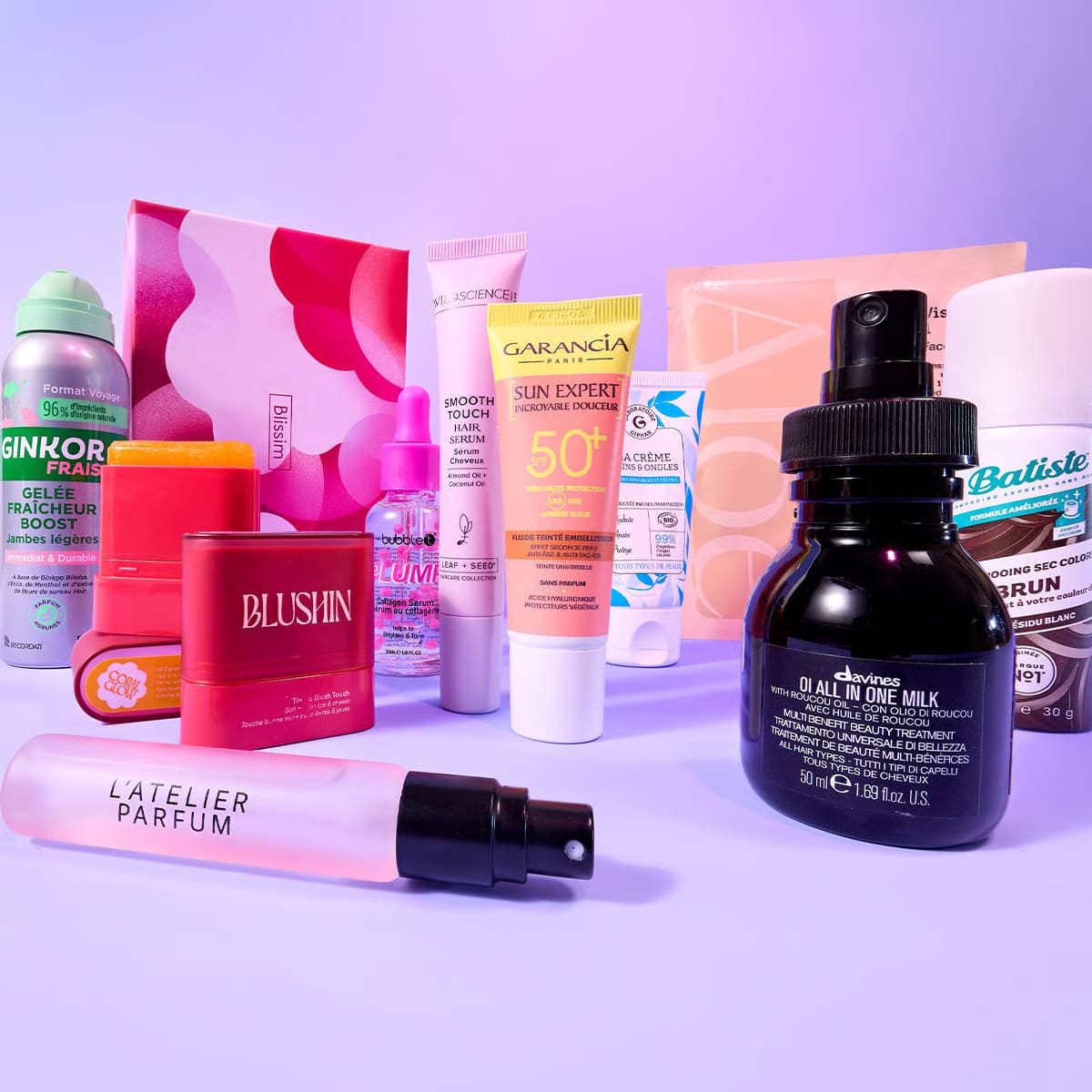 spoiler complet de la box Blissim du mois de juin, avec des produits de grandes marques comme Garancia, Davines et l'Atelier Parfum sur fond lila