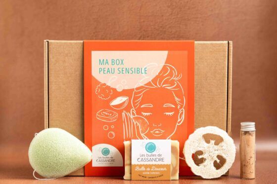 Box beauté naturelle Les Bulles de Cassandre pour peaux sensibles avec savon artisanal, éponge konjac et accessoires de soin naturels