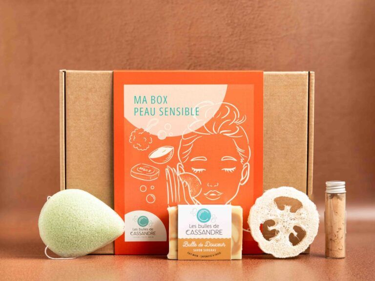 Box beauté naturelle Les Bulles de Cassandre pour peaux sensibles avec savon artisanal, éponge konjac et accessoires de soin naturels