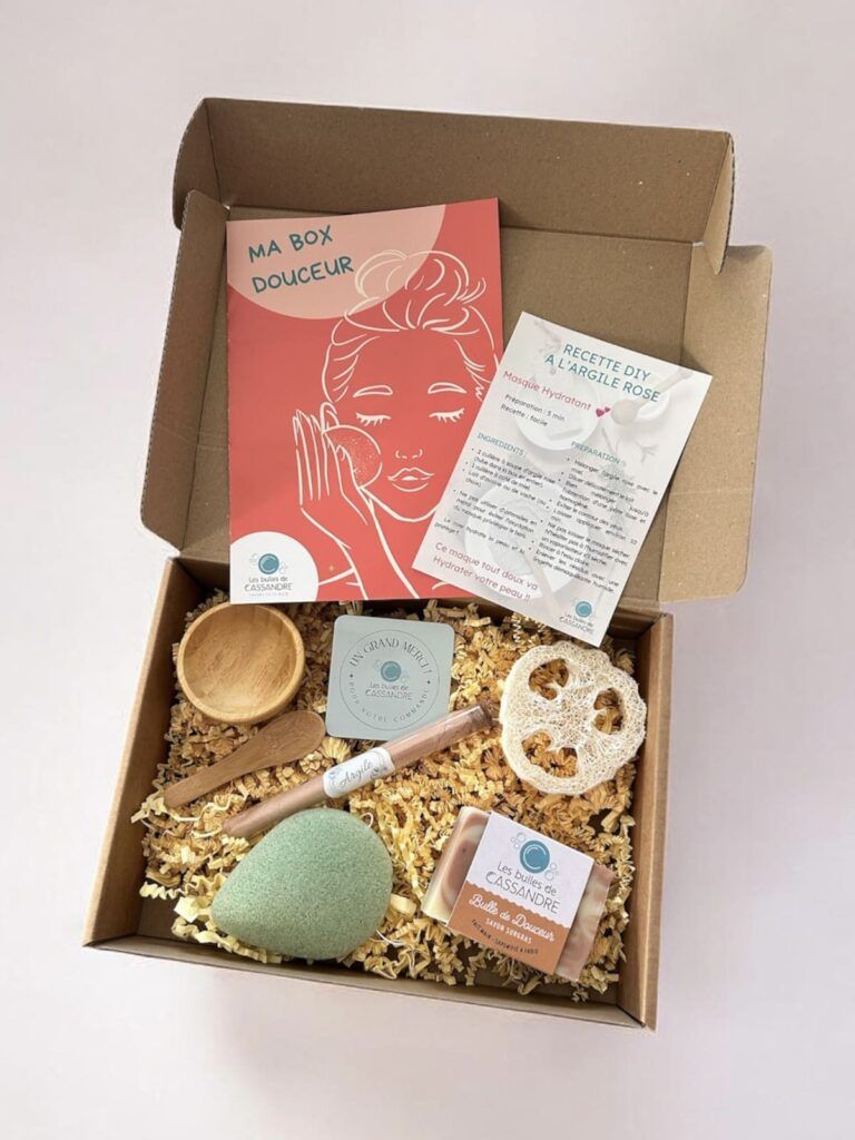 Exemple de contenu de Ma Box Douceur avec savon artisanal, éponge konjac et recette DIY à l’argile rose