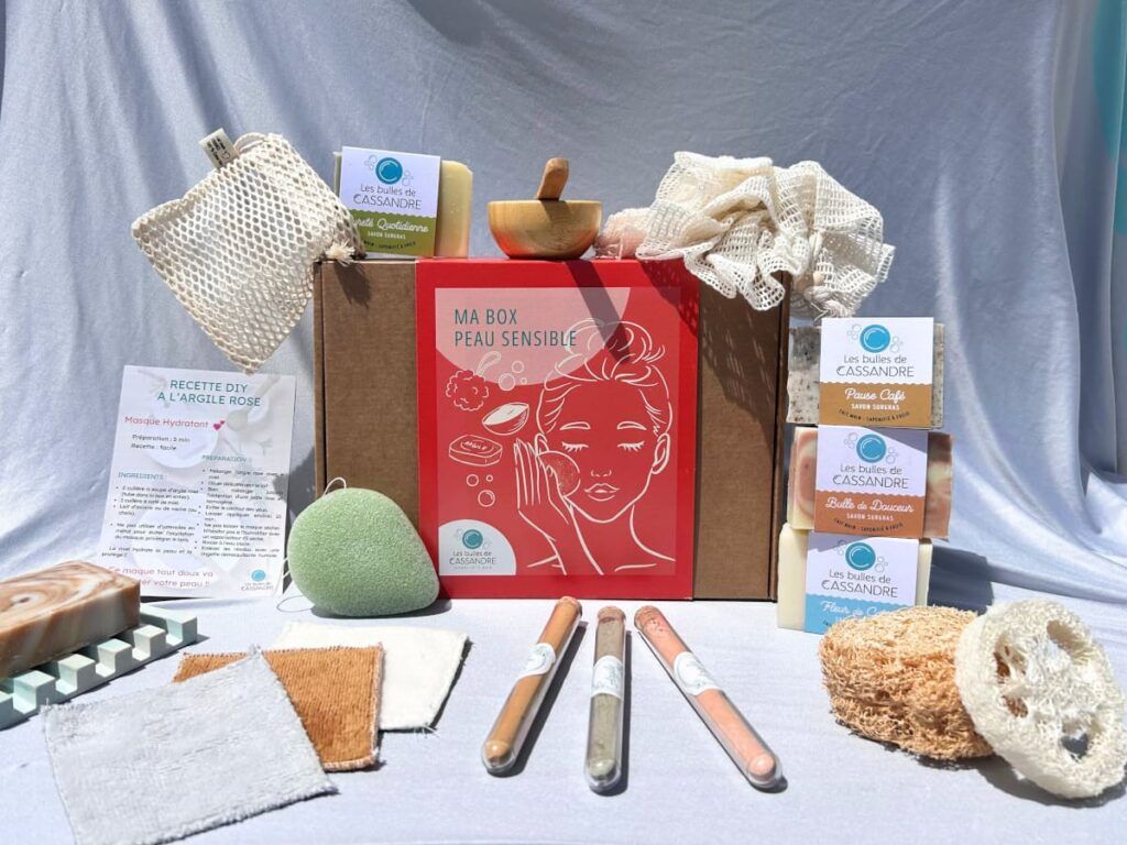 Box peau sensible Les Bulles de Cassandre avec savons artisanaux, argiles naturelles et accessoires zéro déchet