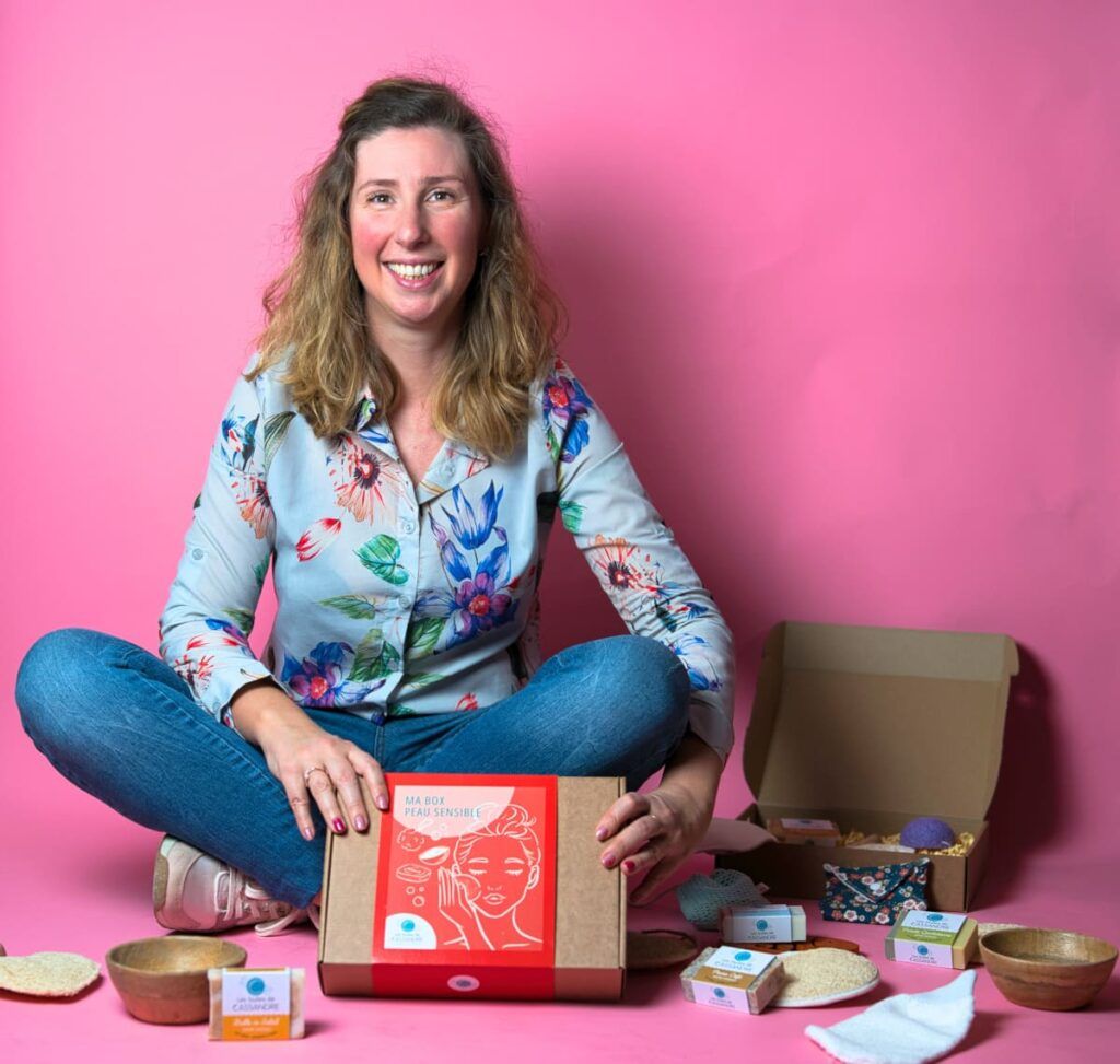 Cassandre Nadal, fondatrice de la box beauté naturelle Les Bulles de Cassandre, présentant sa box mensuelle pour peaux sensibles