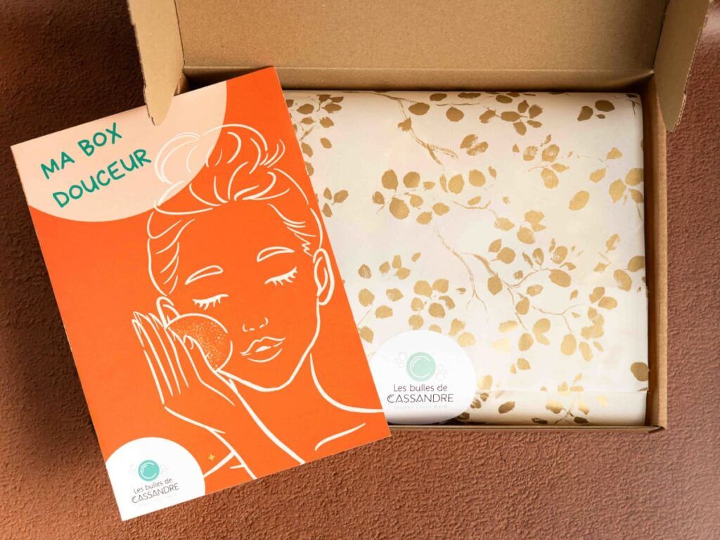 Packaging de la box beauté naturelle Les Bulles de Cassandre avec coffret cadeau et papier de soie floral