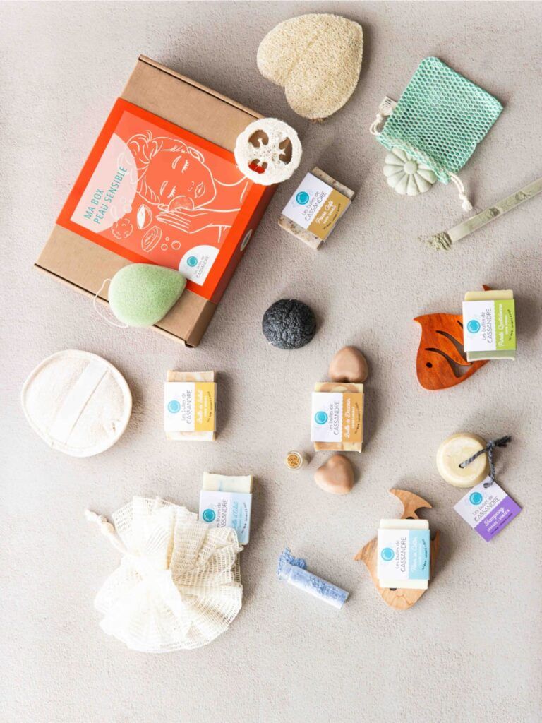 Sélection de savons artisanaux, accessoires naturels et soins solides pour peaux sensibles proposés dans la box