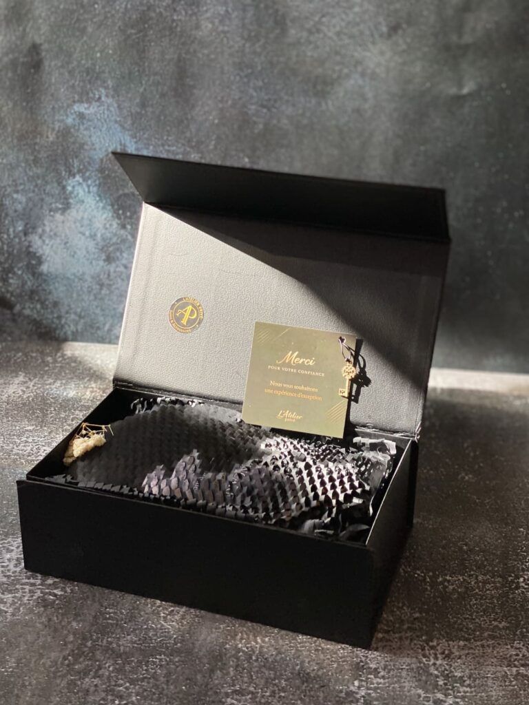 Boîte cadeau premium avec intérieur protégé et packaging soigné pour produits de skincare homme