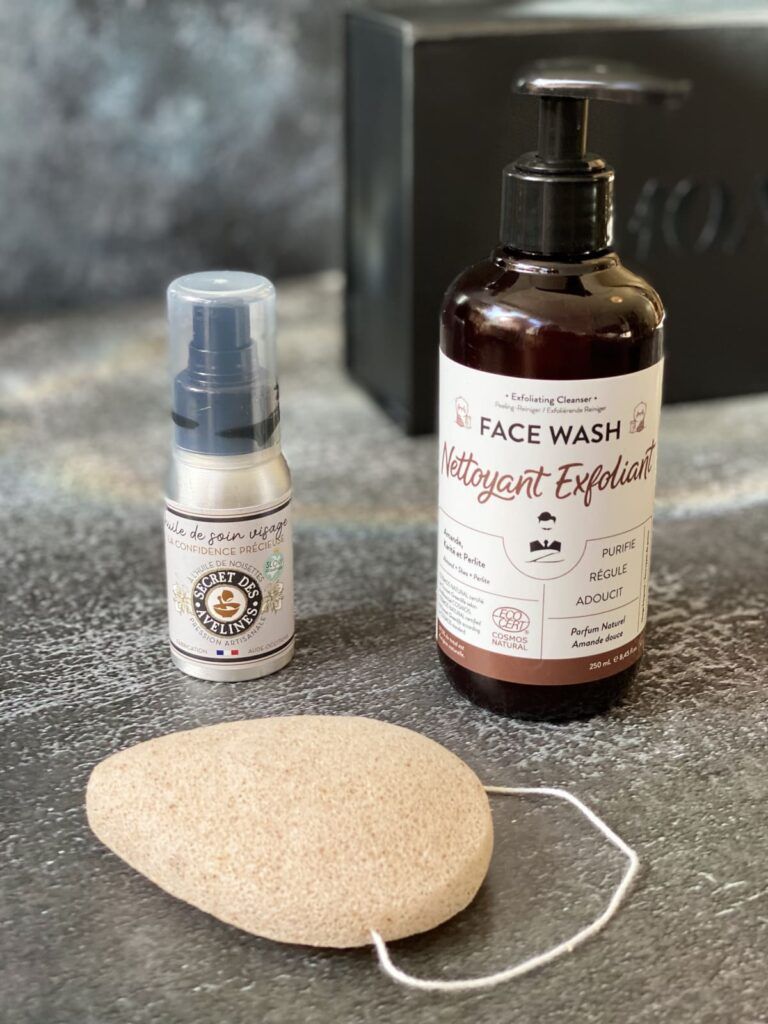 Produits de beauté de la box MOAÏ avec nettoyant exfoliant visage, huile de soin à la noisette et éponge konjac