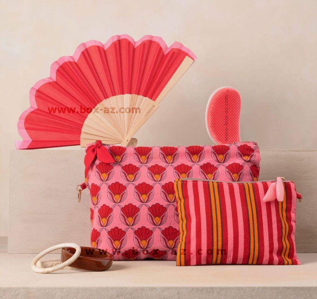 Accessoires de la My Little Box Juin Juillet 2026 Villa Del Sol avec éventail, joncs, brosse et pochettes colorées