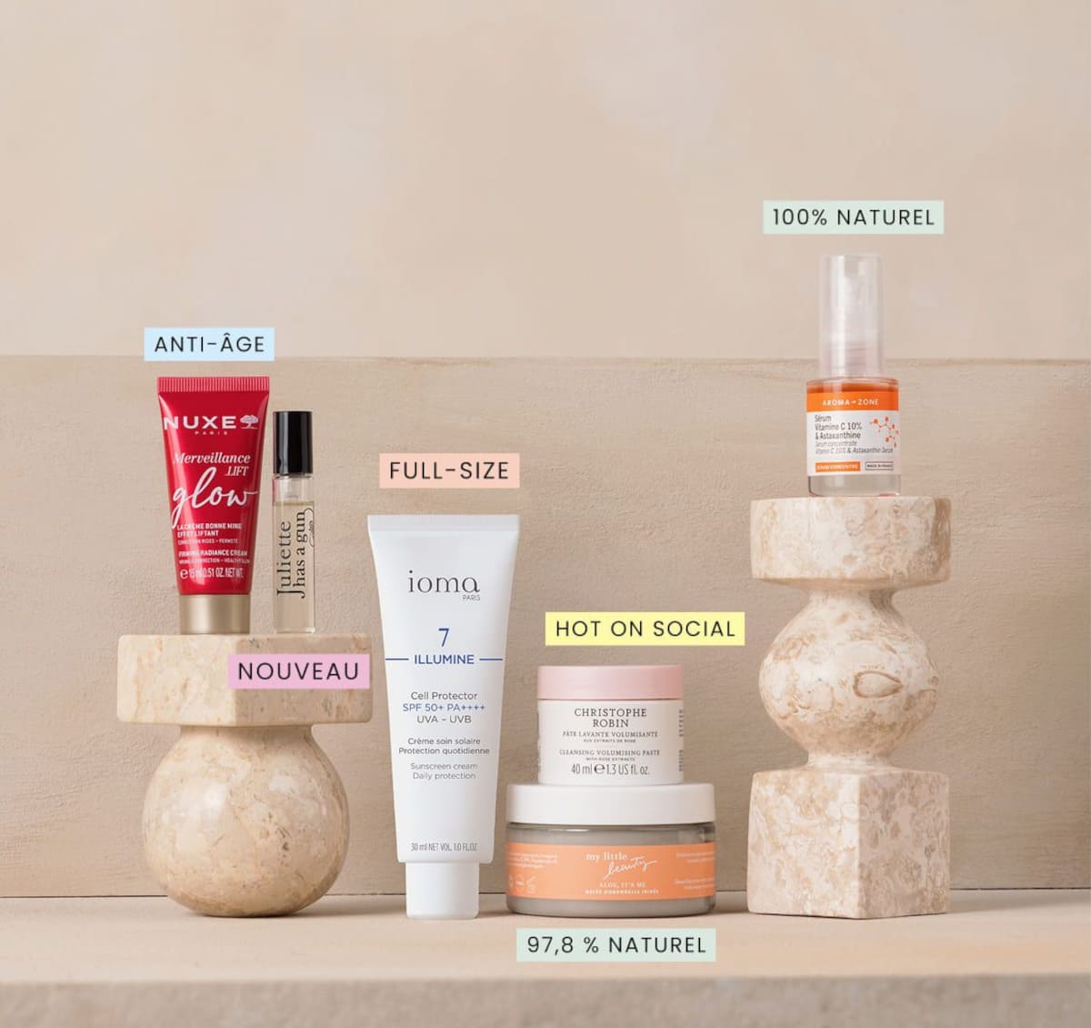Produits de beauté de l’édition Villa Del Sol avec des soins Aroma-Zone, Nuxe, Ioma, Christophe Robin et My Little Beauty présentés dans une ambiance estivale