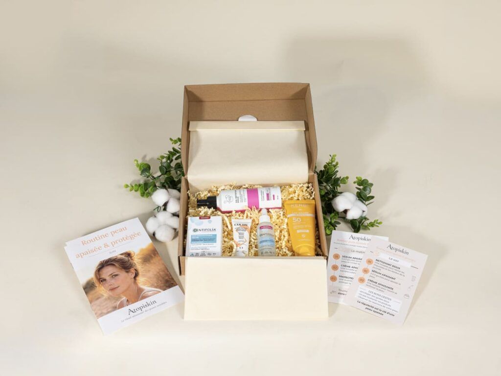 Coffret de soins saisonniers ouvert avec nettoyant, sérum, crème apaisante et protection solaire minérale