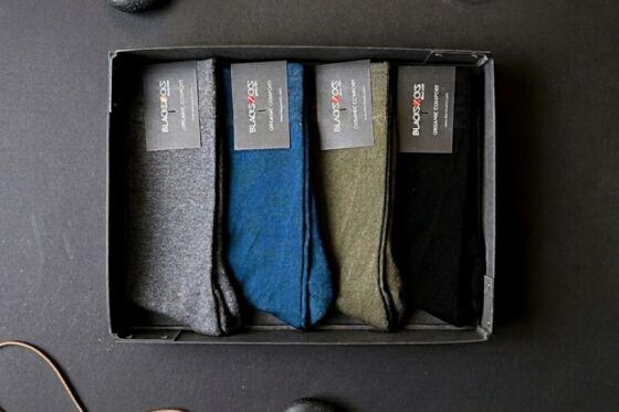 Abonnement chaussettes BlackSocks, coffret contenant quatre paires de chaussettes homme de différentes couleurs vues de dessus