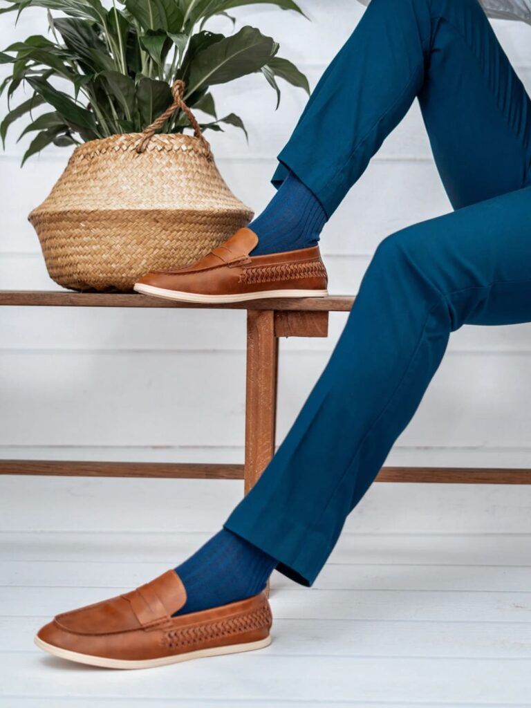 Box Chaussettes BlackSocks portée avec des chaussettes bleues et des mocassins marron dans une tenue élégante pour homme