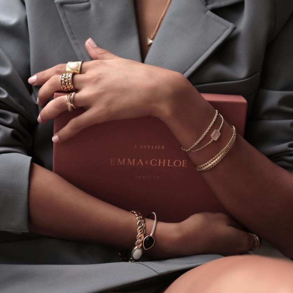 Coffret de la box bijoux Emma & Chloé accompagné de bagues, bracelets et accessoires tendance pour femme