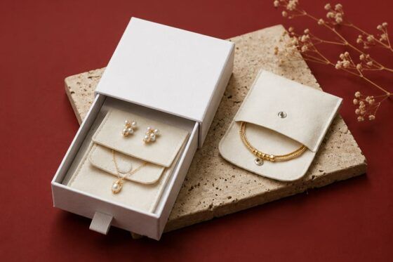La BB, box bijoux femme avec collier, bracelet et boucles d'oreilles présentés dans un élégant écrin