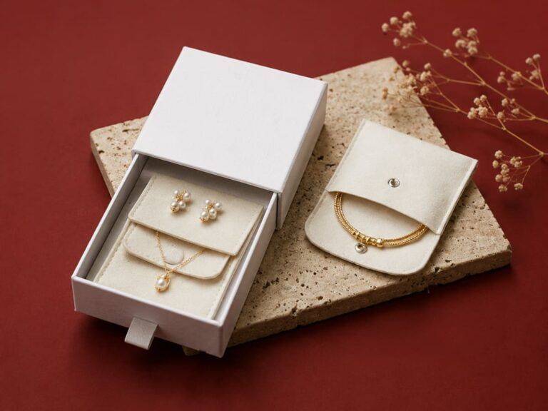 La BB, box bijoux femme avec collier, bracelet et boucles d'oreilles présentés dans un élégant écrin