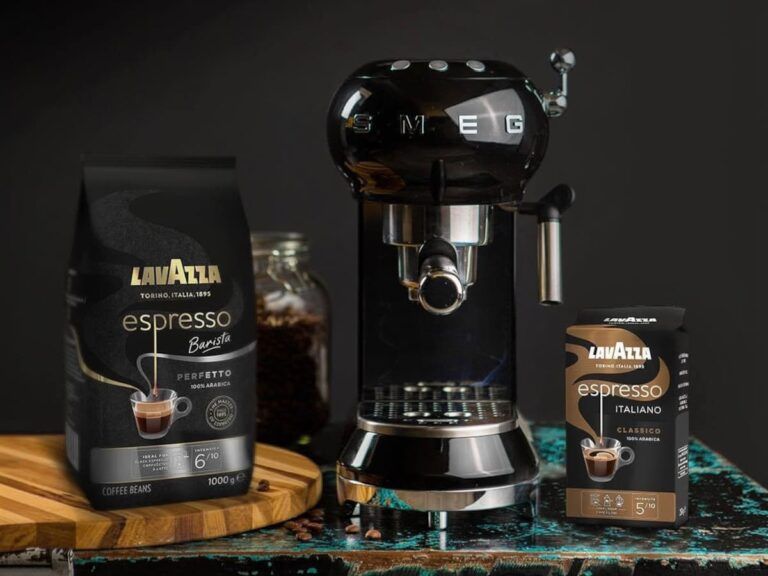 Abonnement café Lavazza avec machine à café SMEG noire et cafés Espresso Barista présentés sur une table