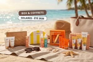 Sélection de coffrets et box solaires pour l'été 2026 présentés sur une plage avec protections SPF, soins après-soleil et accessoires de vacances