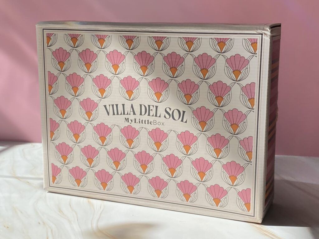 Coffret Villa del Sol orné d’un motif graphique rose et orange inspiré des vacances d’été