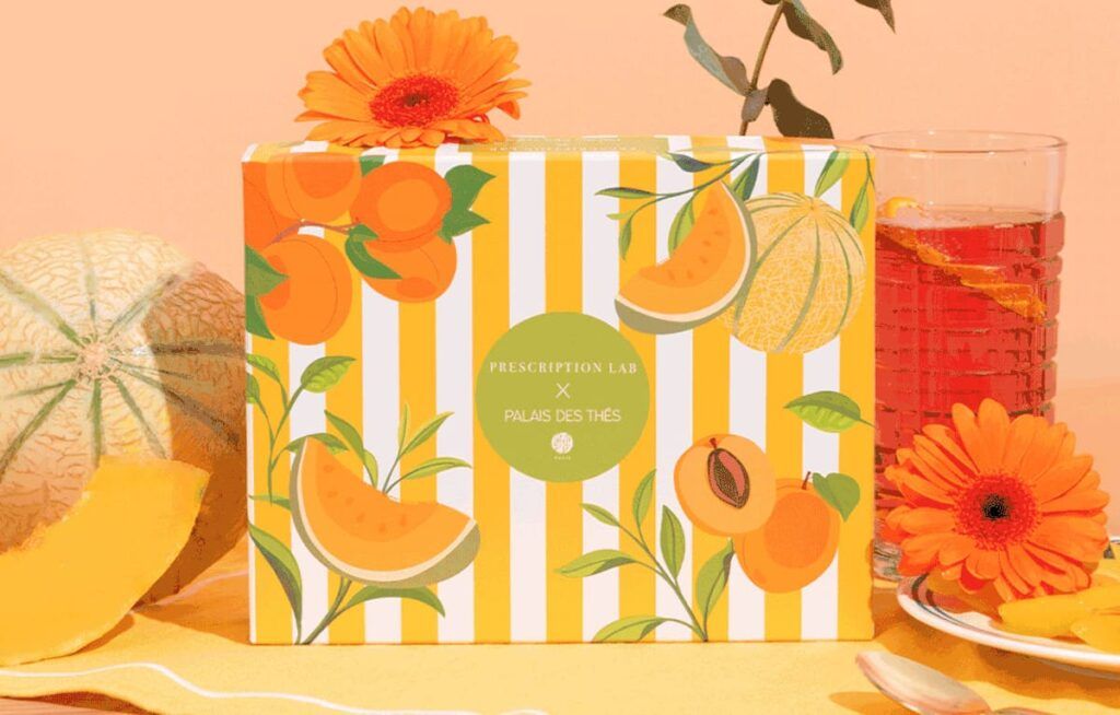 Design de la box Plein Sud en collaboration avec Palais des Thés, décorée d'abricots, de melon et de motifs estivaux jaunes et blancs