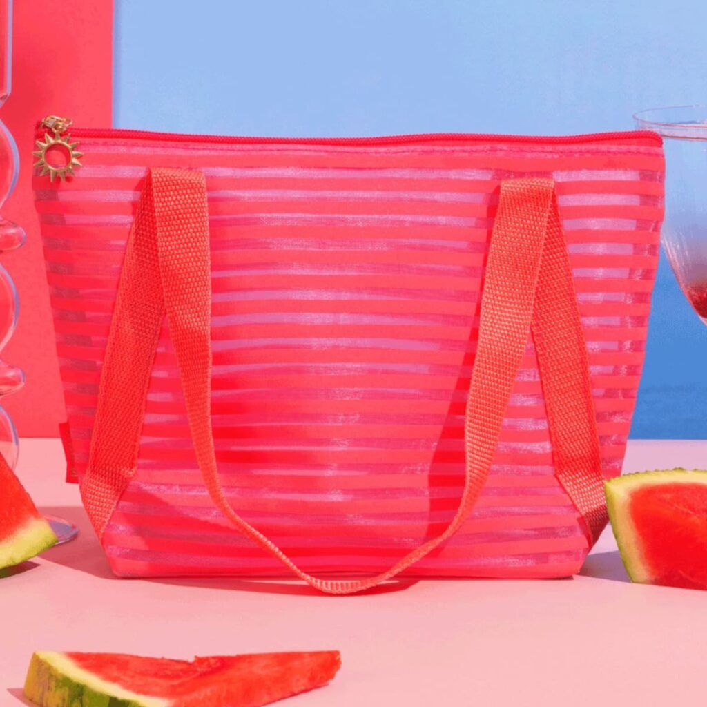 Design de la box « Journée d'Été » avec sa méga trousse estivale rose et translucide