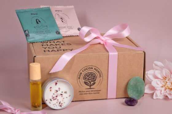 Box Mon Cocon Mental dédiée au bien-être mental avec coffret cadeau, ruban rose, bougie parfumée, huile de massage, infusions bio et pierres naturelles