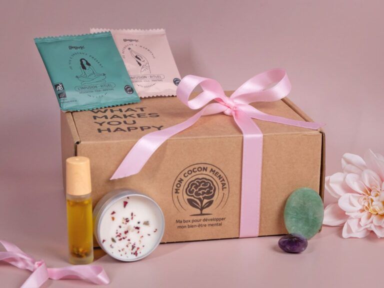 Box Mon Cocon Mental dédiée au bien-être mental avec coffret cadeau, ruban rose, bougie parfumée, huile de massage, infusions bio et pierres naturelles