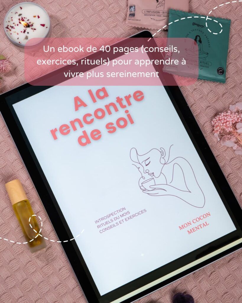 Ebook de développement personnel « À la rencontre de soi » affiché sur une tablette avec bougie, infusions et huile de soin