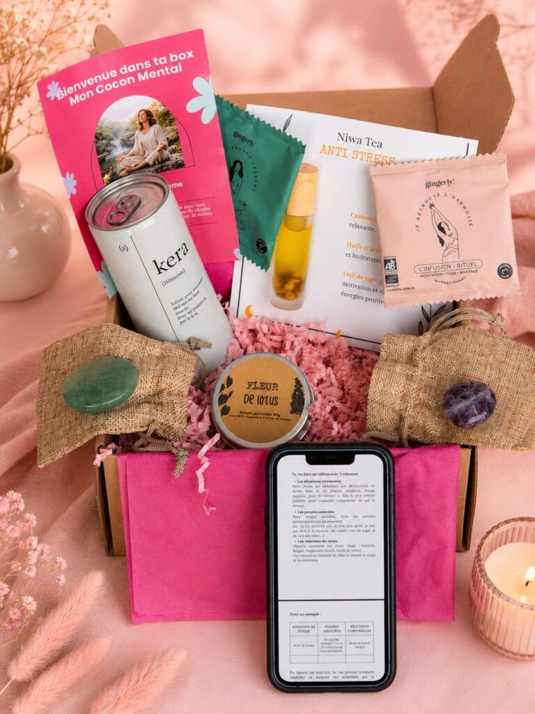 Contenu de la box Mon Cocon Mental avec bougie, infusions, huile de soin, pierres naturelles et exercices sur smartphone