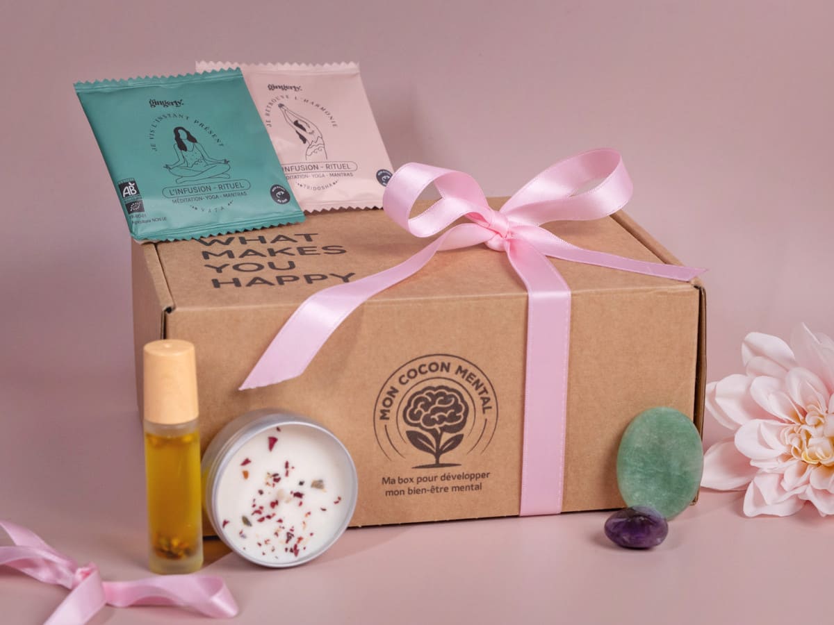 Box Mon Cocon Mental dédiée au bien-être mental avec coffret cadeau, ruban rose, bougie parfumée, huile de massage, infusions bio et pierres naturelles