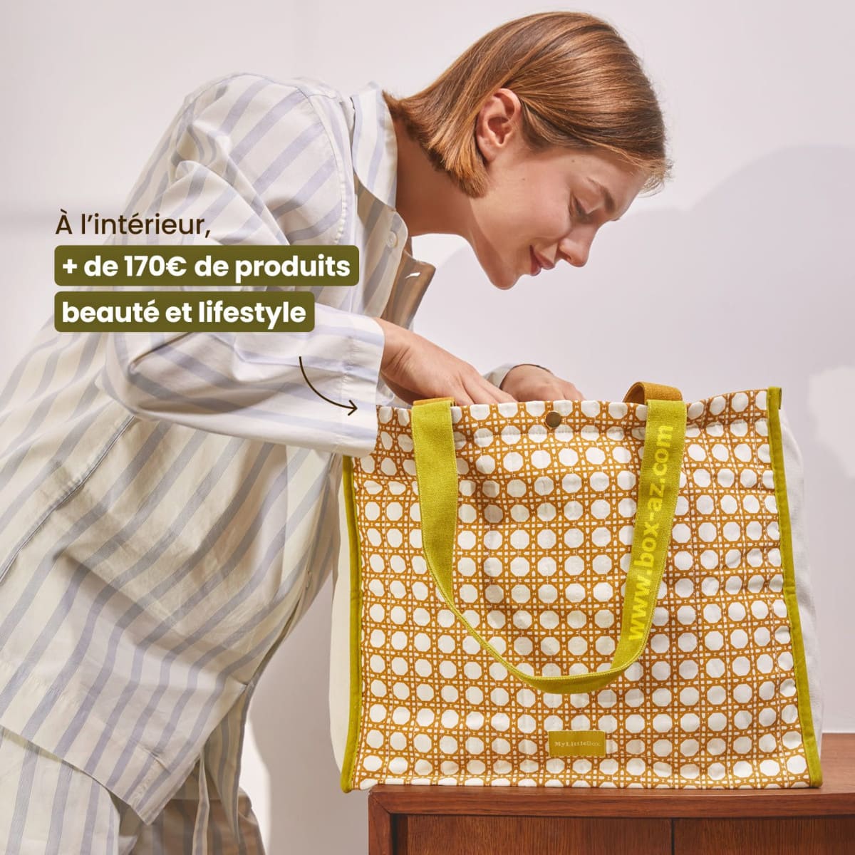 Femme découvrant le sac cabas de l’édition Le Jour se lève de My Little Box