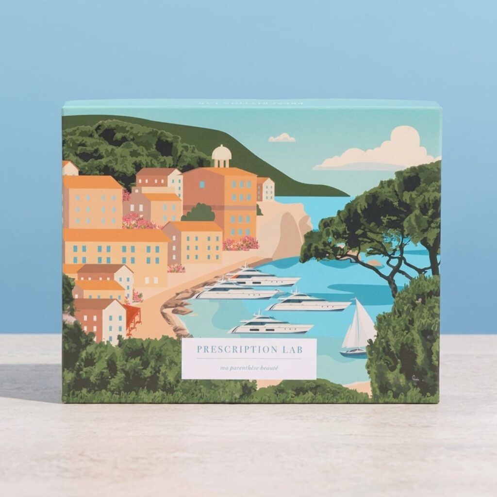 Design de la box Vacances à Saint-Tropez illustré d’un village méditerranéen, de yachts et de pins
