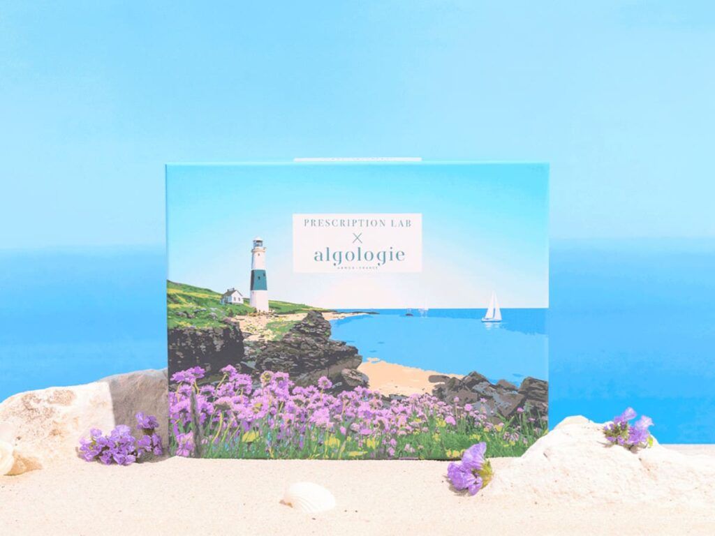 Design de la box estivale Prescription Lab x Algologie avec illustration d'un phare et d'une côte fleurie