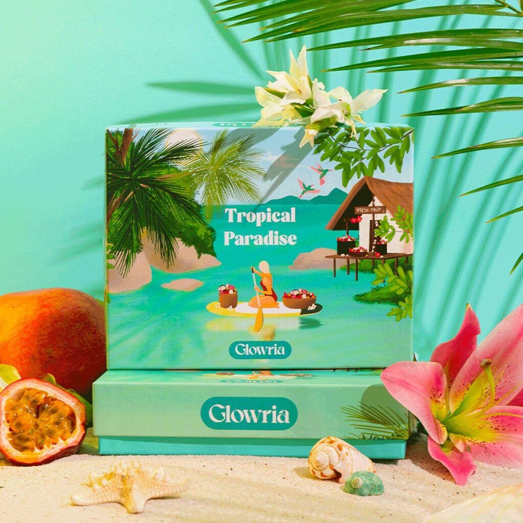 Design de la box Tropical Paradise avec lagon turquoise, palmiers et scène de paddle