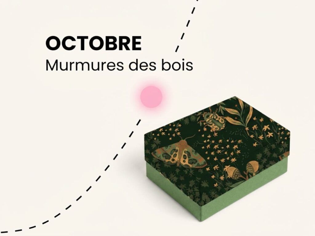 Design de la My Little Box Octobre 2026 Murmures des bois avec coffret vert illustré de motifs végétaux et d’un papillon