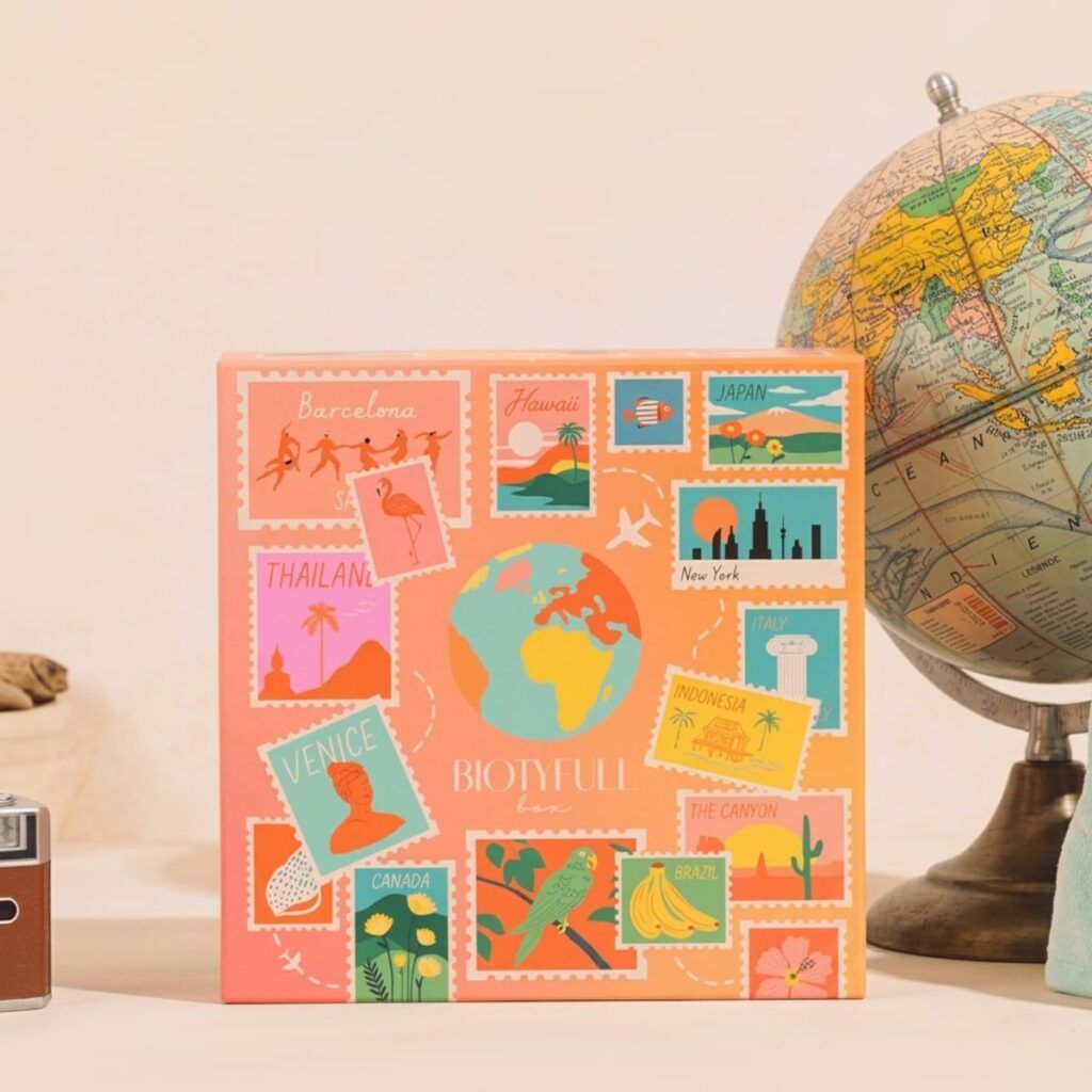 Design de la box Voyage autour du Monde avec illustrations de timbres et globe terrestre