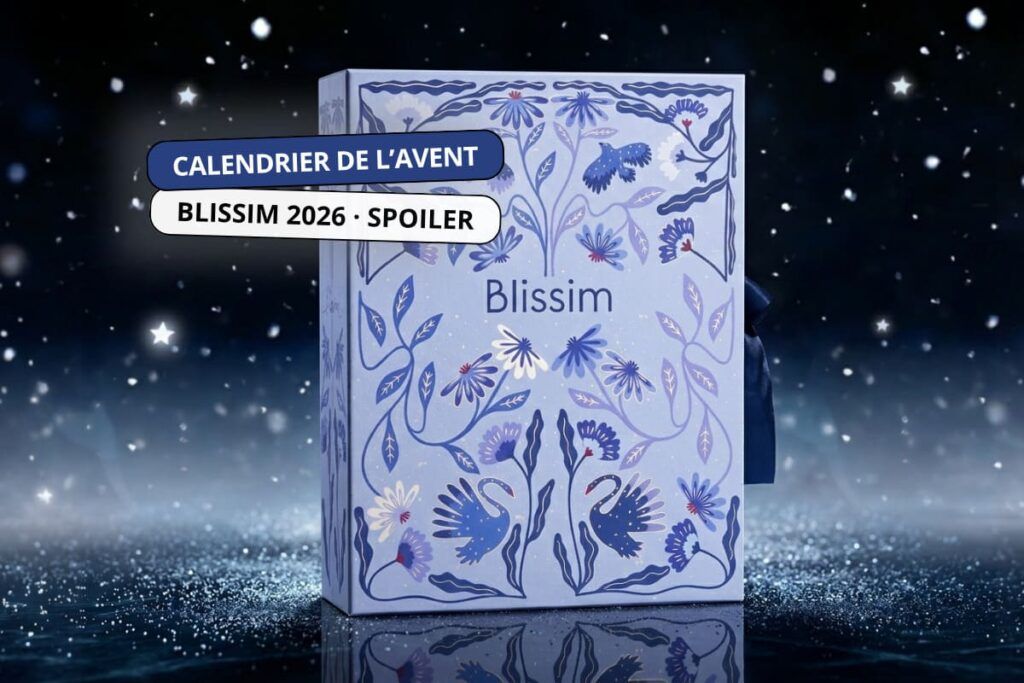 Spoiler du calendrier de l’Avent Blissim 2026 avec son coffret bleu fleuri dans une ambiance hivernale