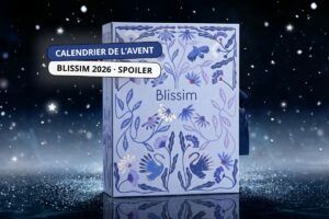 Spoiler du calendrier de l’Avent Blissim 2026 avec son coffret bleu fleuri dans une ambiance hivernale