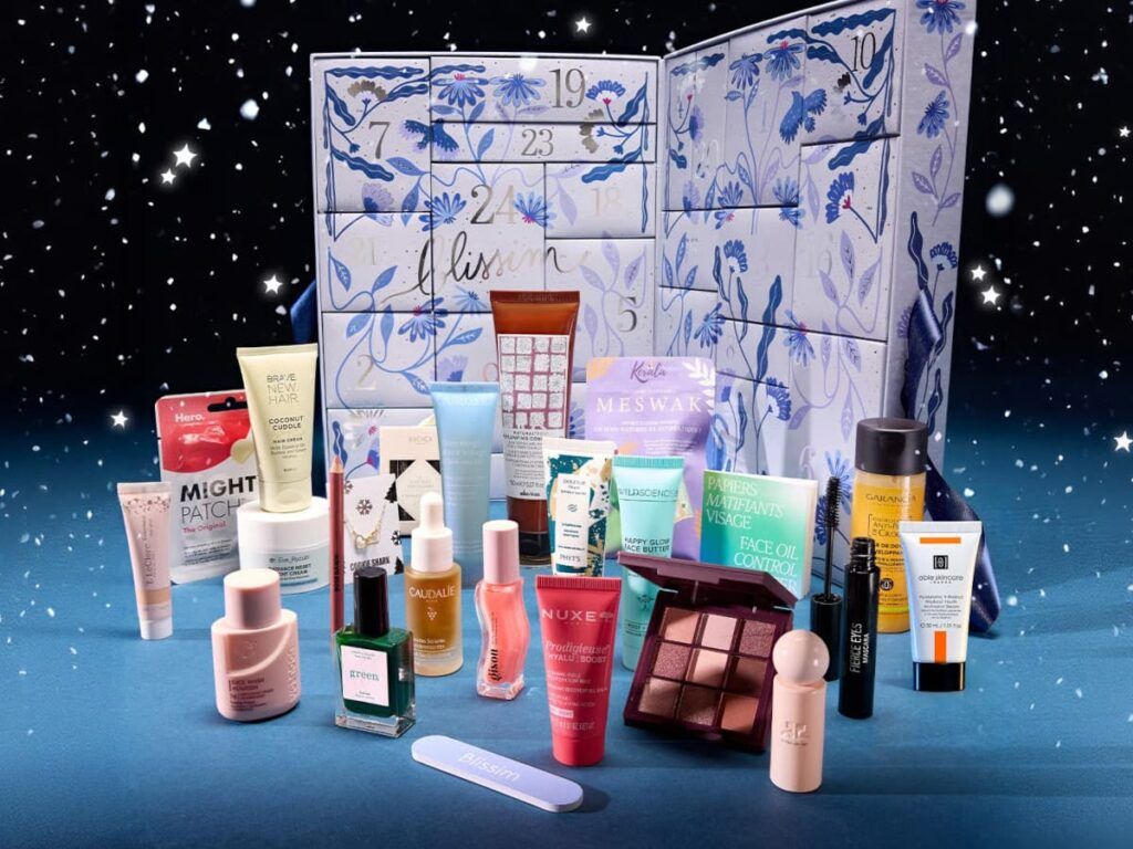 Spoiler complet du calendrier de l’Avent Blissim 2026 avec les 24 produits beauté dévoilés devant le coffret