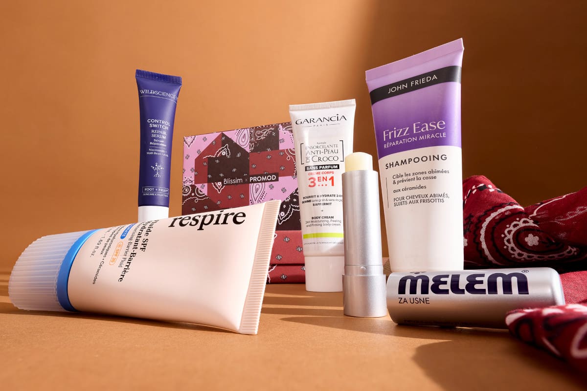Exemple de contenu de la box Blissim x Promod avec plusieurs soins beauté et un foulard Promod