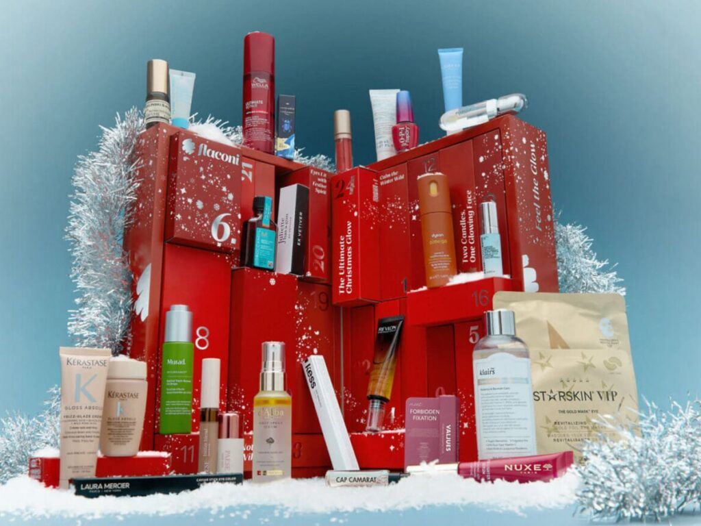 Calendrier de l'Avent Flaconi collection 24 love brands 2026 avec produits de beauté sur fond bleu
