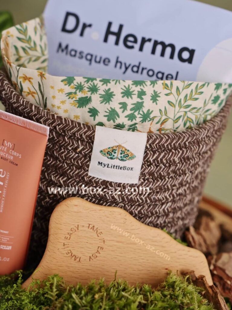 Accessoires My Little Box avec panière en coton, pochon imprimé et Gua Sha en bois