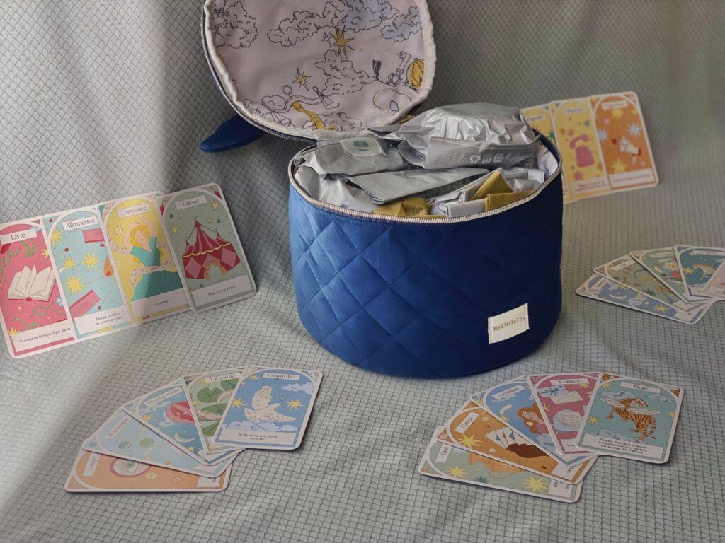 Le vanity Oracle de l’Hiver My Little Box ouvert, avec ses pochettes surprises et ses cartes d’oracle illustrées disposées autour