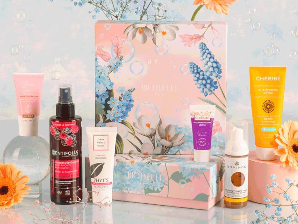 Spoiler complet de la Biotyfull Box de novembre 2026 avec les six produits de beauté disposés autour du coffret fleuri « Bulles de Douceur »