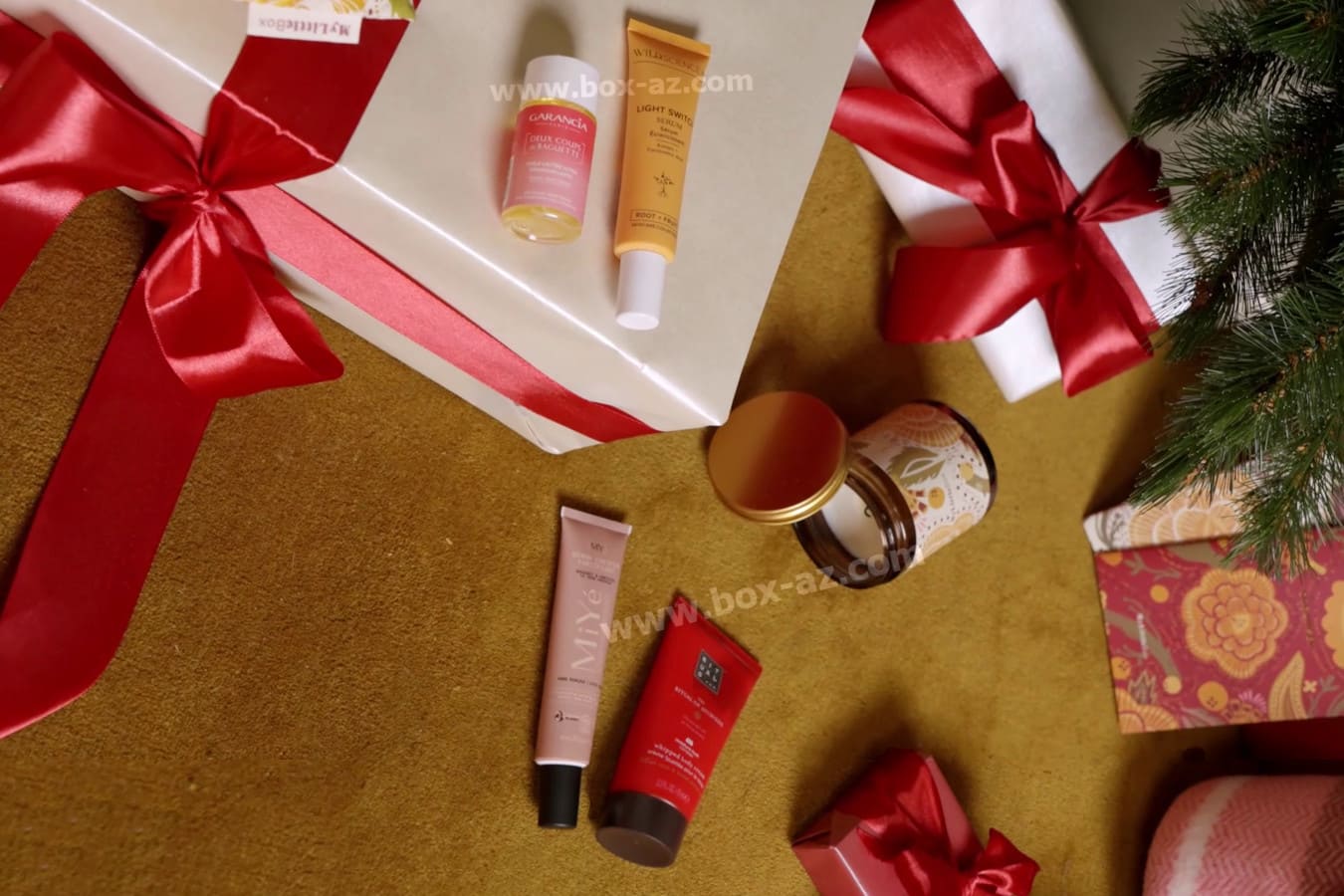 Premiers spoilers des produits de beauté de la My Little Box novembre-décembre 2026 présentés avec une bougie parfumée et des cadeaux de Noël