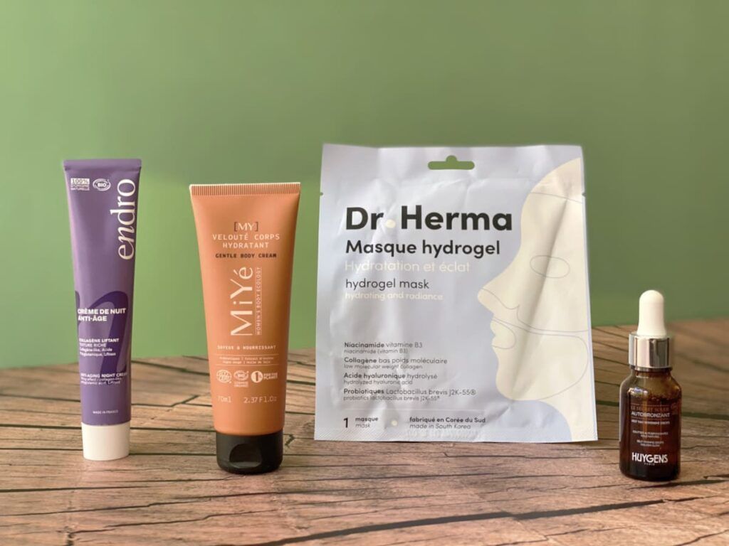Les quatre soins de la My Little Box octobre 2026 avec Endro, Miyé, Dr. Herma et Huygens, photographiés sur une table en bois.